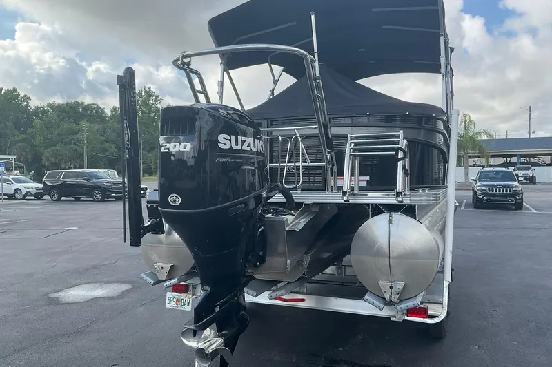 Slide: The Image of 2023 Crest Classic DLX 220 SLC pontoon boat with Suzuki 200 outboard motor. - 13