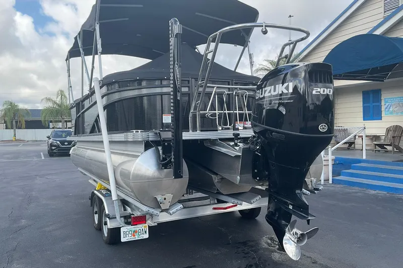 Slide: The Image of 2023 Crest Classic DLX 220 SLC pontoon boat with Suzuki 200 outboard motor. - 14