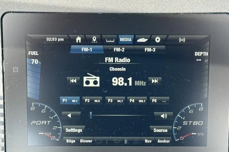 Slide: The Image of Yamaha Boats SX240 2020 dashboard displaying FM radio tuned to 98.1 MHz. - 25
