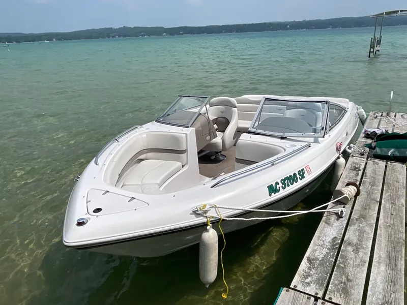 The Image of 2002 Four Winns 200 Horizon boat docked in clear water. - 1