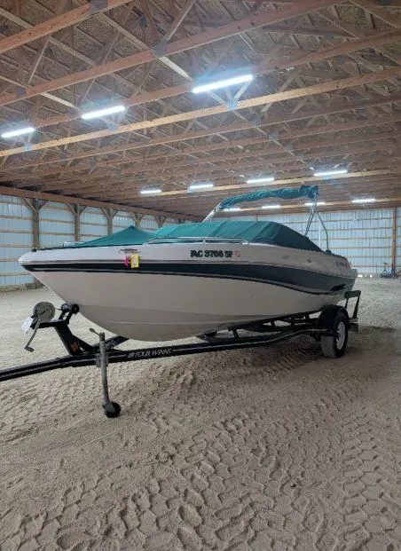 Slide: The Image of 2002 Four Winns 200 Horizon boat in storage facility. - 10