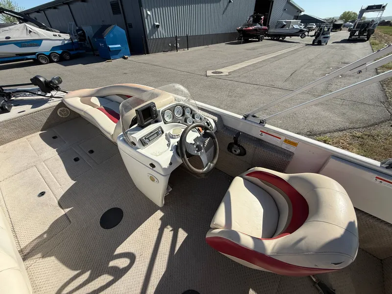 Slide: The Image of Interior view of a 2007 Tahiti Offshore Suncruiser 220 boat. - 10