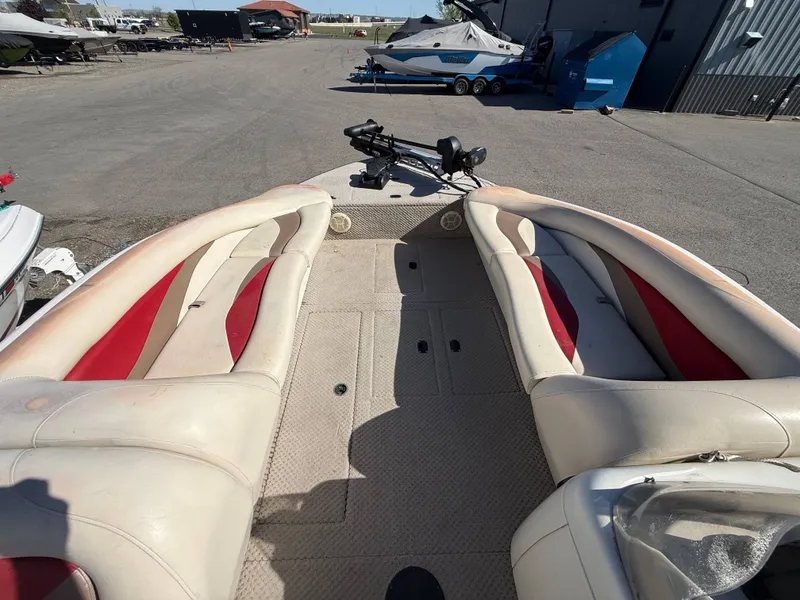 Slide: The Image of Interior view of a 2007 Tahiti Offshore Suncruiser 220 boat. - 7