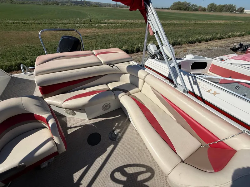 Slide: The Image of Interior of a 2007 Tahiti Offshore Suncruiser 220 boat. - 8