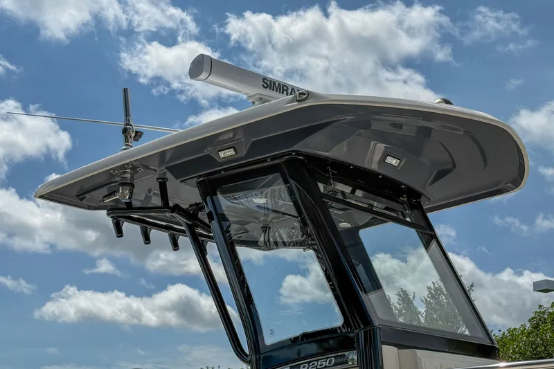 Slide: The Image of Robalo R250 Center Console 2023 - 6