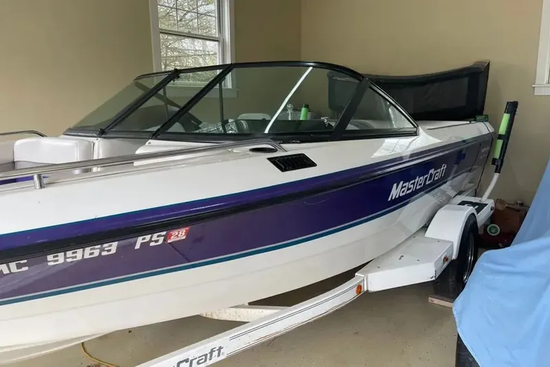 The Image of 1994 MasterCraft 205 Prostar boat in garage on trailer. - 0