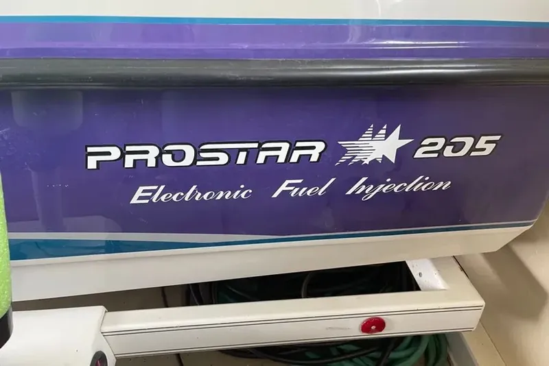 Slide: The Image of 1994 MasterCraft 205 Prostar with electronic fuel injection. - 11