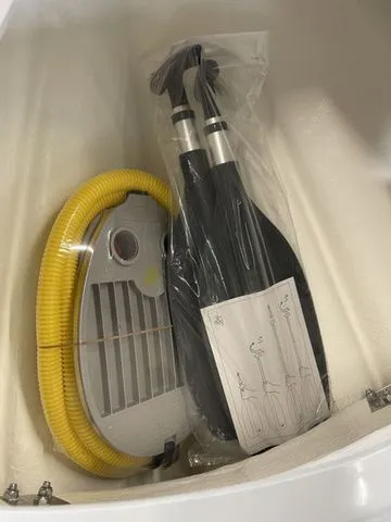 Slide: The Image of Zodiac Boats Open 4.2 accessories: paddles and air pump, model year 2026. - 5