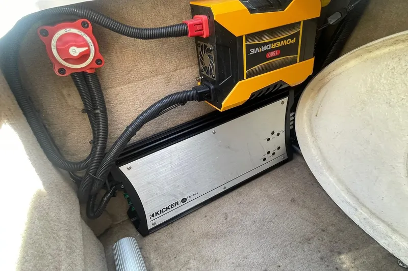 Slide: The Image of Electrical setup in a 2005 Chaparral 265 SSi boat with Kicker amplifier and power inverter. - 25