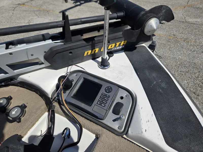 Slide: The Image of 2015 Skeeter ZX200 boat with Minn Kota trolling motor and control console. - 8