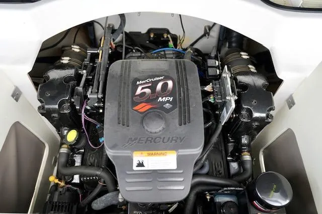 Slide: The Image of Engine of 2006 Four Winns 210 Horizon boat, featuring MerCruiser 5.0 MPI. - 18