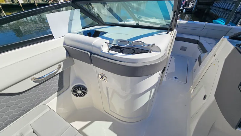 Slide: The Image of Sea Ray 270 SDX OB 2022 - 18