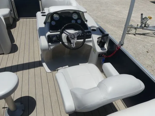 Slide: The Image of Helm console of a 2016 Sylvan 8522 Cruise pontoon boat. - 15