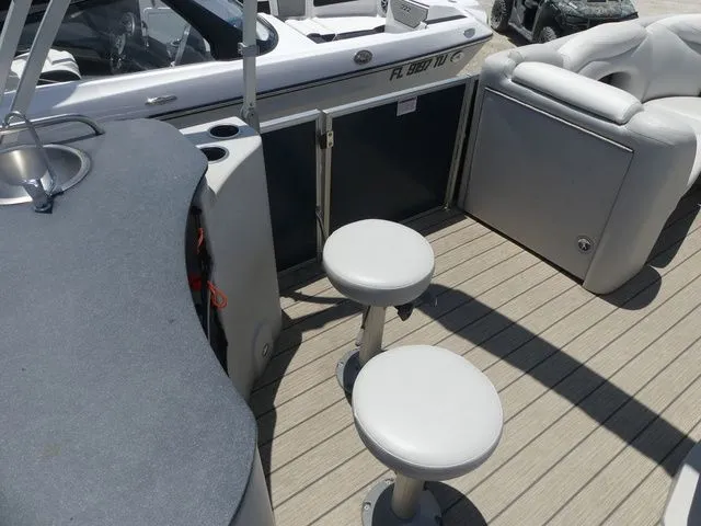 Slide: The Image of Interior of a 2016 Sylvan 8522 Cruise pontoon boat. - 17