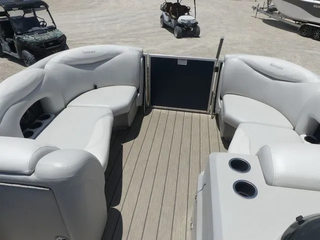 Slide: The Image of Interior of a 2016 Sylvan 8522 Cruise pontoon boat with seating. - 18