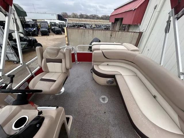 Slide: The Image of Interior view of a 2016 Sun Tracker Party Barge 20 DLX pontoon boat. - 11