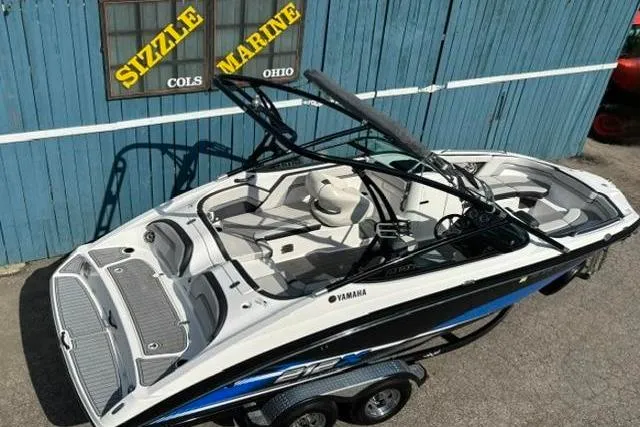 Slide: The Image of 2016 Yamaha Boats 212X in front of Sizzle Marine, Columbus, Ohio. - 7