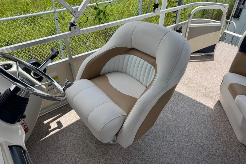 Slide: The Image of Captain's chair on a 2007 Bennington 2574 GL pontoon boat, featuring beige and white upholstery. - 15