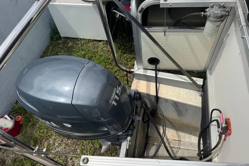 Slide: The Image of 2007 Bennington 2574 GL boat with Yamaha 115 outboard motor, showing engine compartment details. - 32