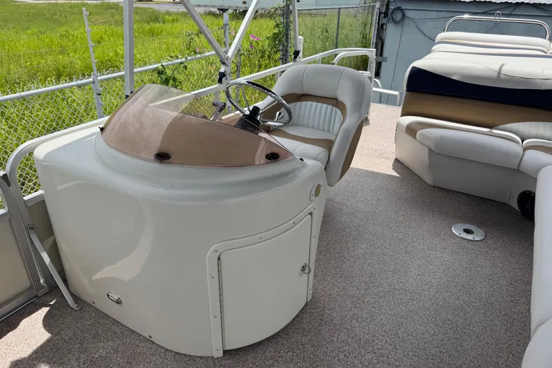 Slide: The Image of 2007 Bennington 2574 GL boat interior with steering console and seating. - 36
