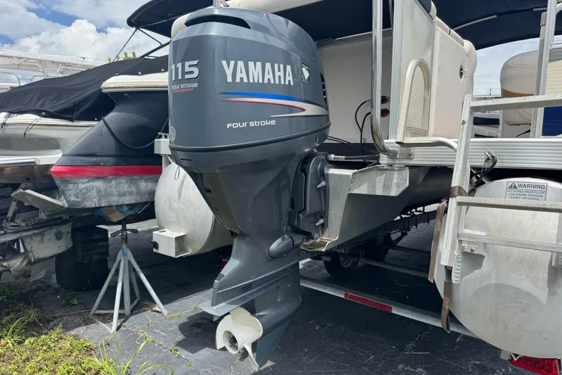 Slide: The Image of 2007 Bennington 2574 GL pontoon boat with Yamaha 115 four-stroke outboard motor. - 38
