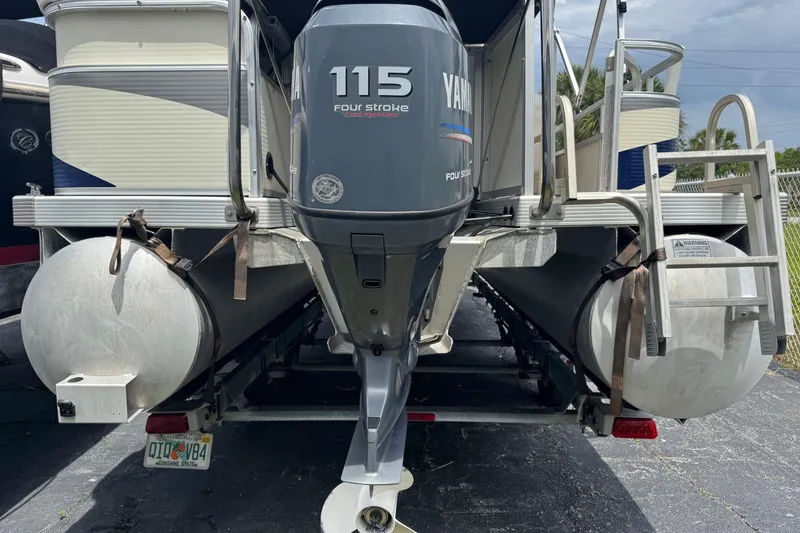 Slide: The Image of Rear view of a 2007 Bennington 2574 GL pontoon boat with Yamaha 115 engine. - 39