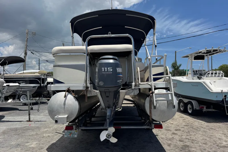 Slide: The Image of 2007 Bennington 2574 GL pontoon boat with Yamaha 115 engine, parked outdoors. - 4