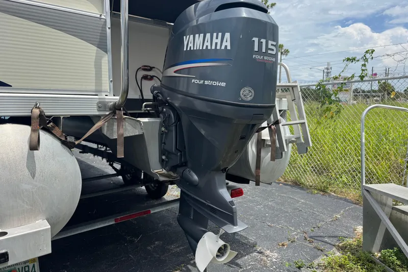 Slide: The Image of 2007 Bennington 2574 GL boat with Yamaha 115 four-stroke outboard motor. - 40