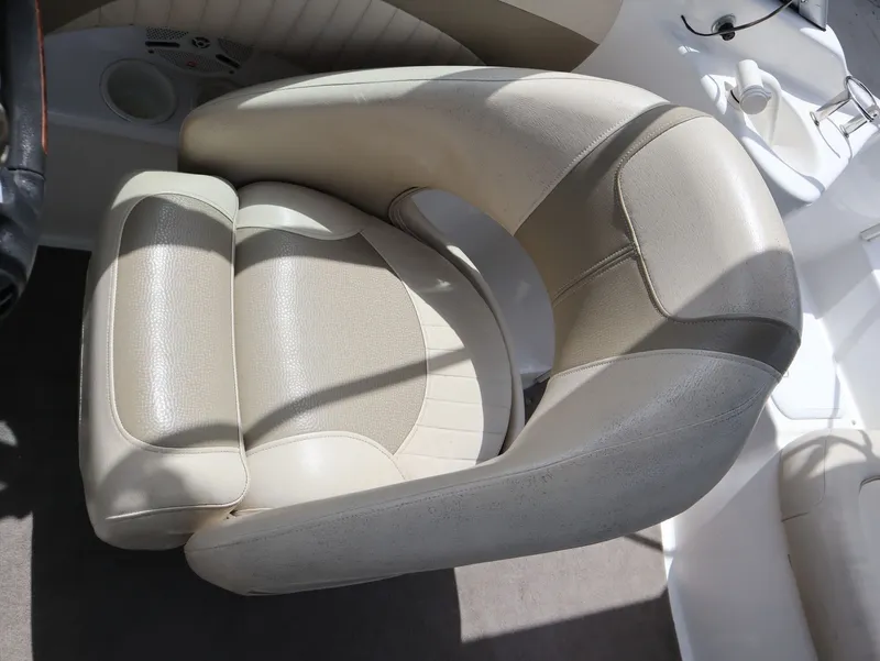 Slide: The Image of Beige seat of a 2008 NauticStar 210 DC boat. - 15