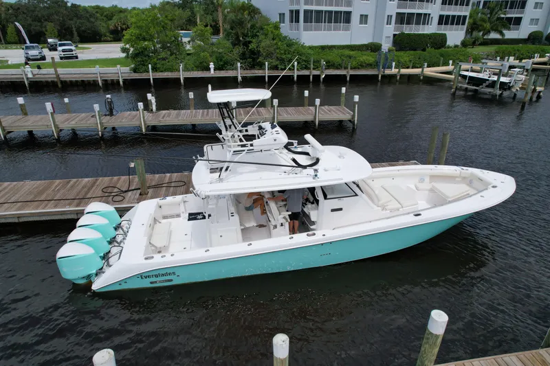 Slide: The Image of Everglades 435 Center Console 2017 - 109