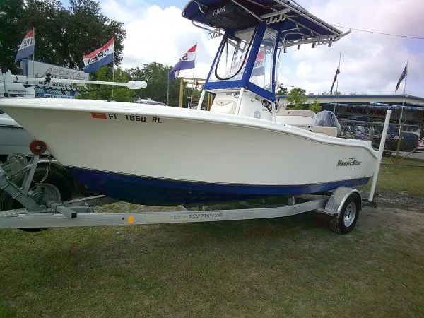 The Image of 2016 NauticStar 19 XS boat on trailer, side view. - 1