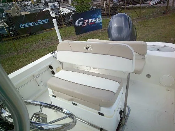 Slide: The Image of 2016 NauticStar 19 XS boat with seating and helm. - 10
