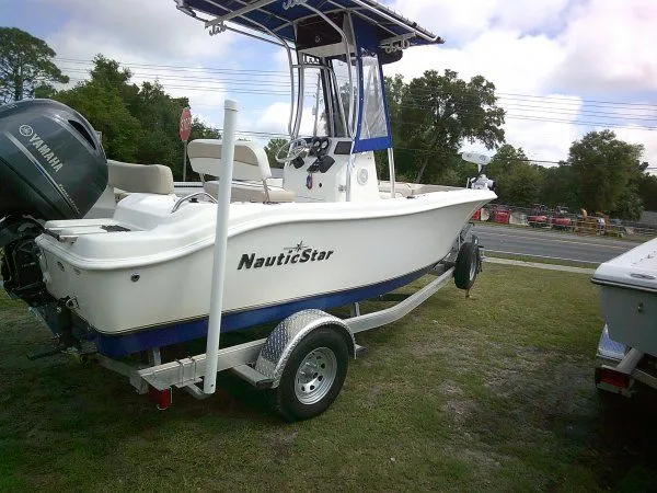 Slide: The Image of 2016 NauticStar 19 XS boat on trailer, side view. - 4