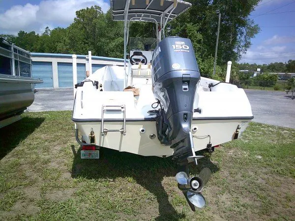 Slide: The Image of Rear view of a 2007 Century 2001SV boat with Yamaha 150 engine. - 6