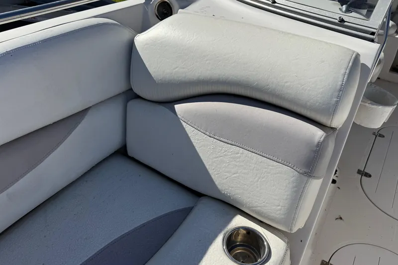 Slide: The Image of White leather seating on a 2005 Starcraft Aurora 2210 OB boat with cup holder. - 19