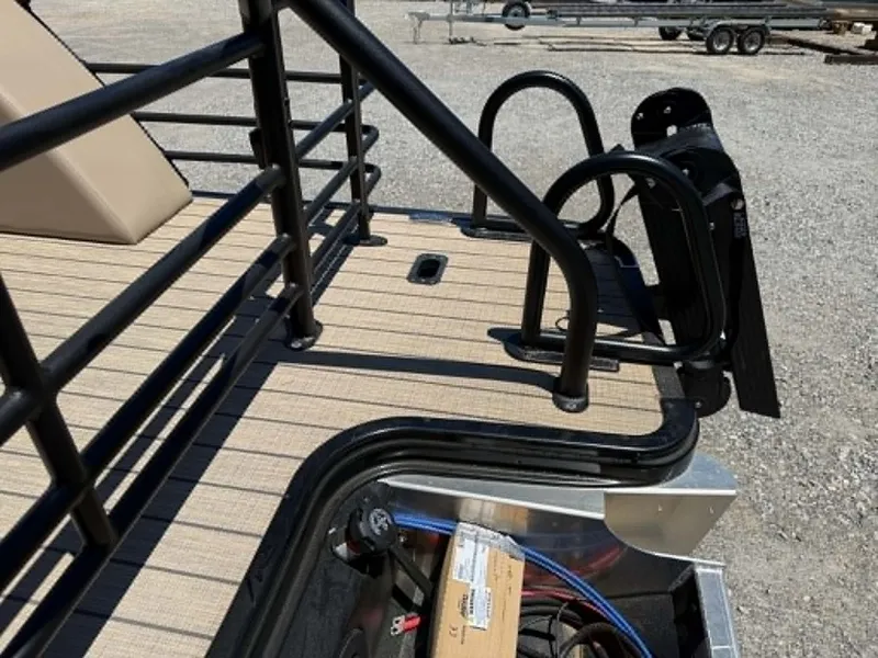 Slide: The Image of Sylvan L-3 DLZ Platnium 2026 pontoon boat deck with railing. - 40