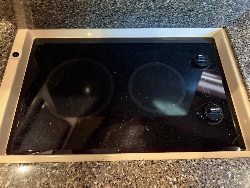 Slide: The Image of Glass ceramic cooktop on Sea Ray 44 Sundancer 2008. - 20