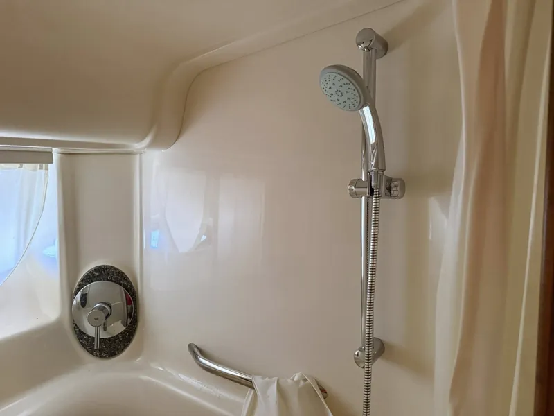 Slide: The Image of Shower in Sea Ray 44 Sundancer 2008 boat. - 4