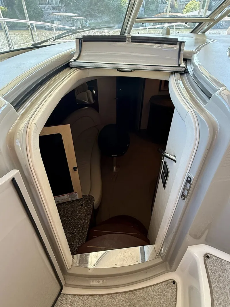 Slide: The Image of Interior of 2008 Sea Ray 44 Sundancer yacht. - 6