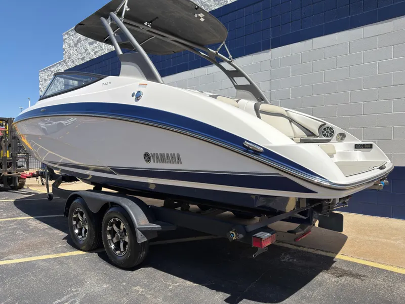 The Image of Yamaha Boats 242S 2020 on trailer, side view. - 1