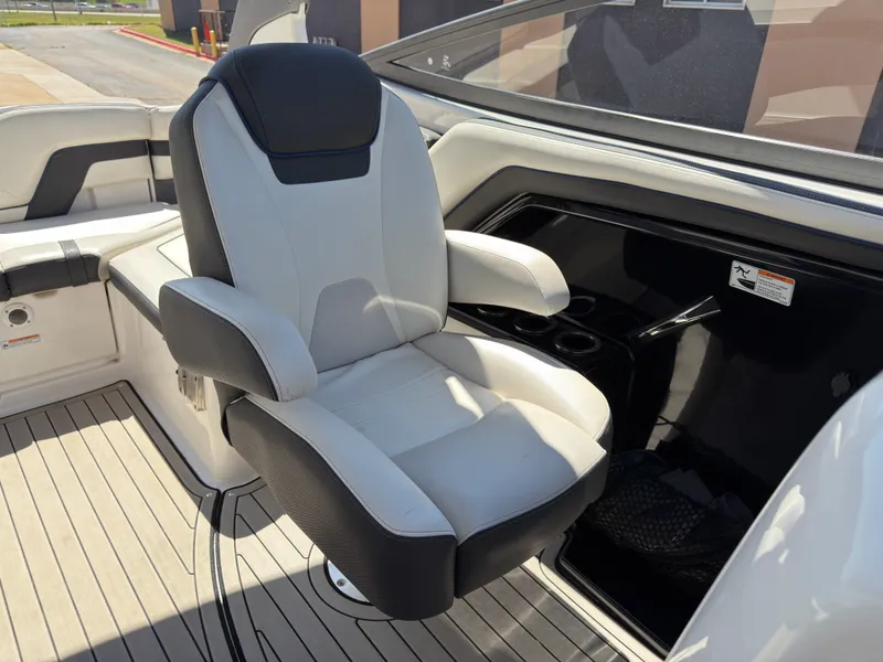 Slide: The Image of Yamaha 242S 2020 boat seat with armrests and cup holders. - 10