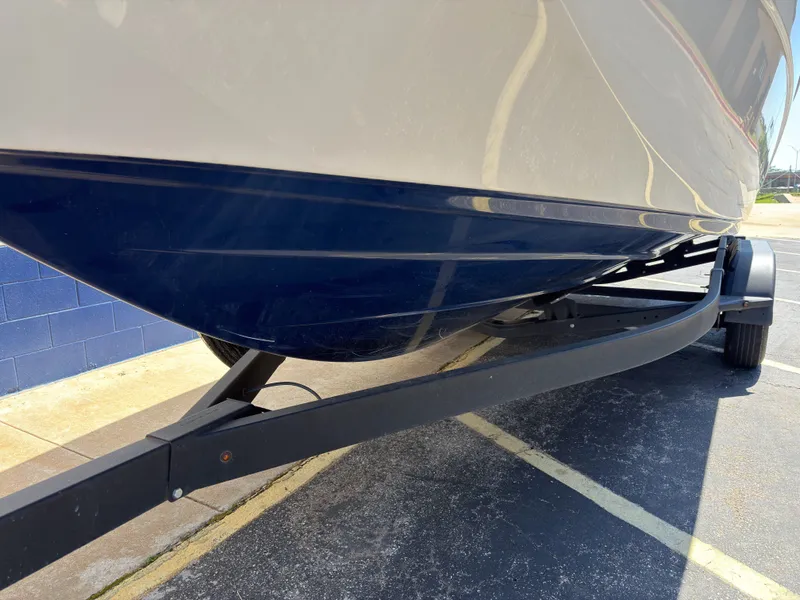 Slide: The Image of Yamaha Boats 242S 2020 on trailer, side view of hull. - 17