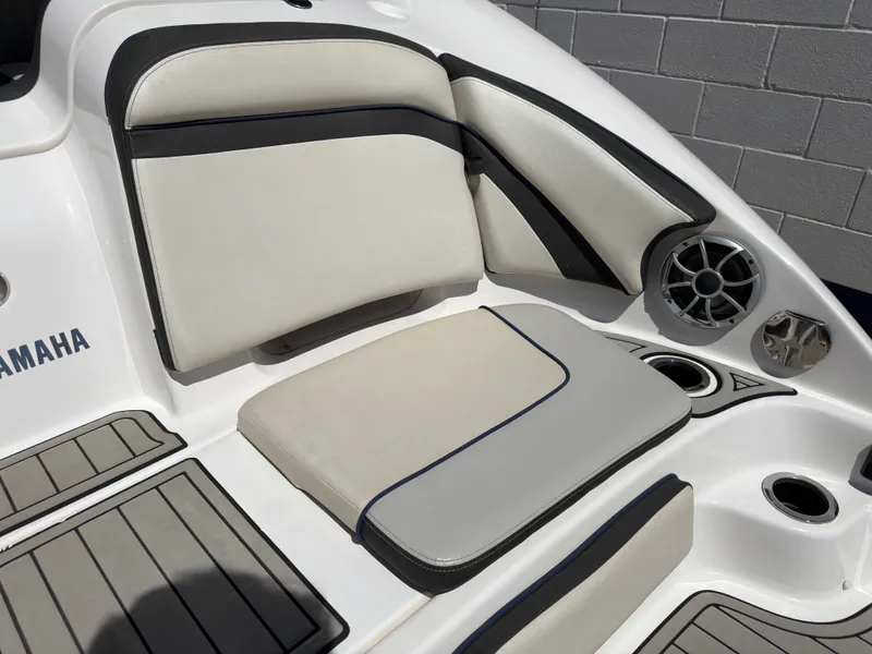 Slide: The Image of Yamaha Boats 242S 2020 seating area with speaker and cup holders. - 18