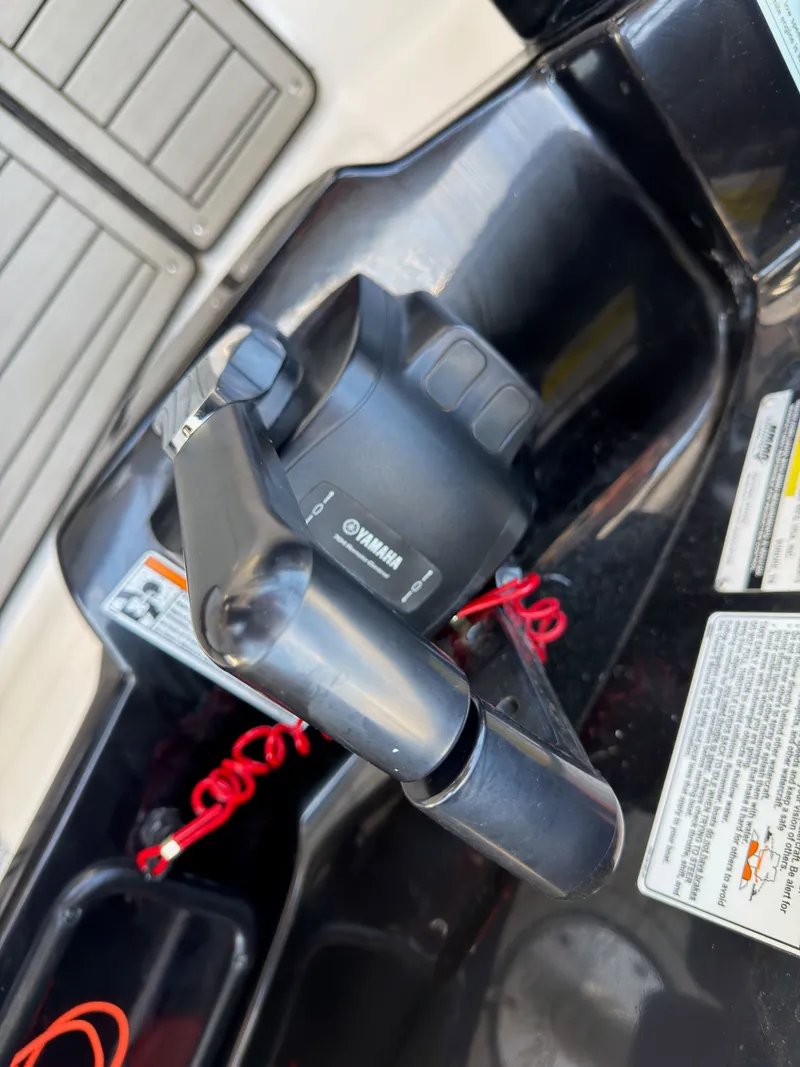 Slide: The Image of Yamaha 242S 2020 boat control with safety lanyard. - 20