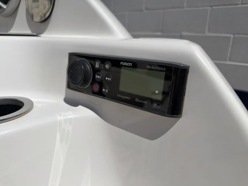 Slide: The Image of Yamaha 242S 2020 boat with Fusion MS-RA70NSX stereo system. - 28