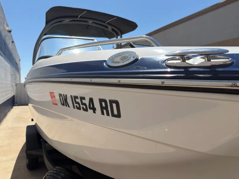Slide: The Image of 2020 Yamaha Boats 242S parked in sunlight. - 3