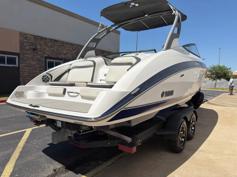 Slide: The Image of 2020 Yamaha Boats 242S on trailer, side view. - 4