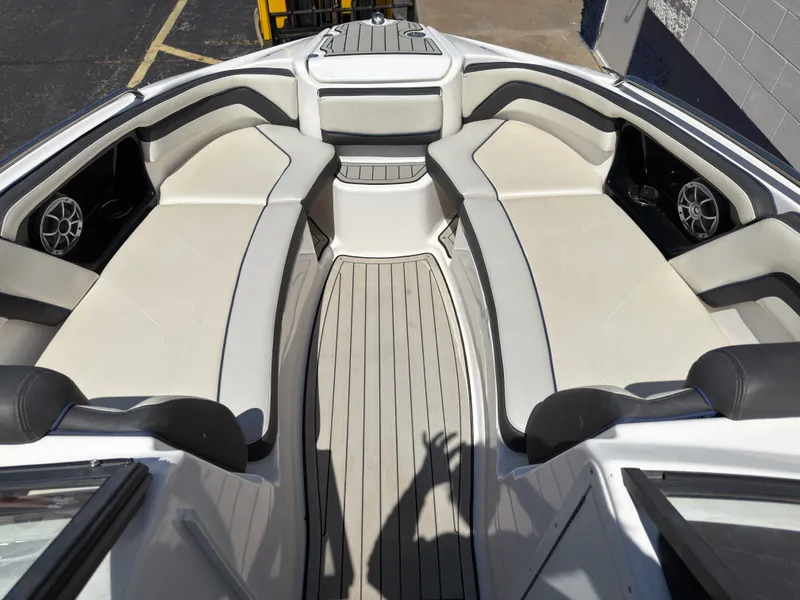 Slide: The Image of Interior of a 2020 Yamaha Boats 242S with beige seating. - 9