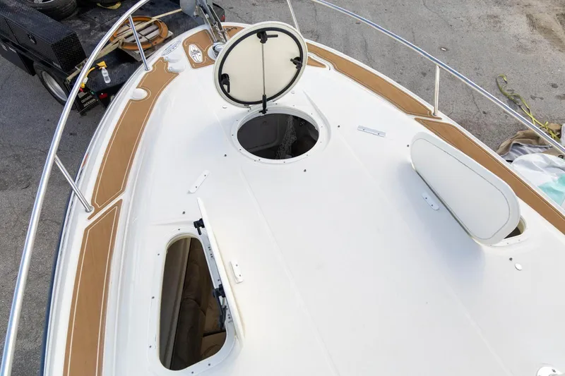 Slide: The Image of 2006 Hydra-Sports Vector 3300 VX boat deck with open hatch and seating. - 16