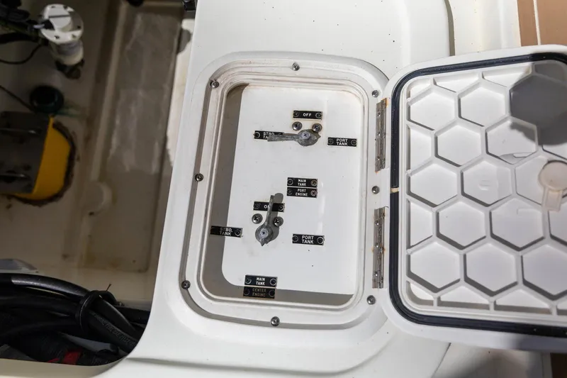 Slide: The Image of Fuel tank control panel on a 2006 Hydra-Sports Vector 3300 VX boat. - 17
